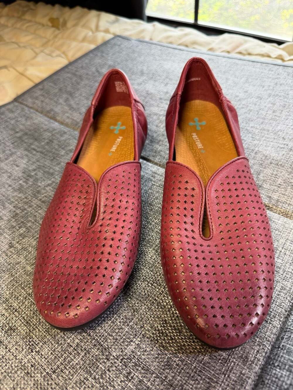 BareTraps Norah Size 7M Red Leather Perforated Wedge Shoes